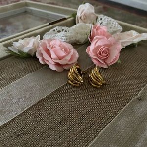 🌺 Beautiful gold earrings for pierced ears